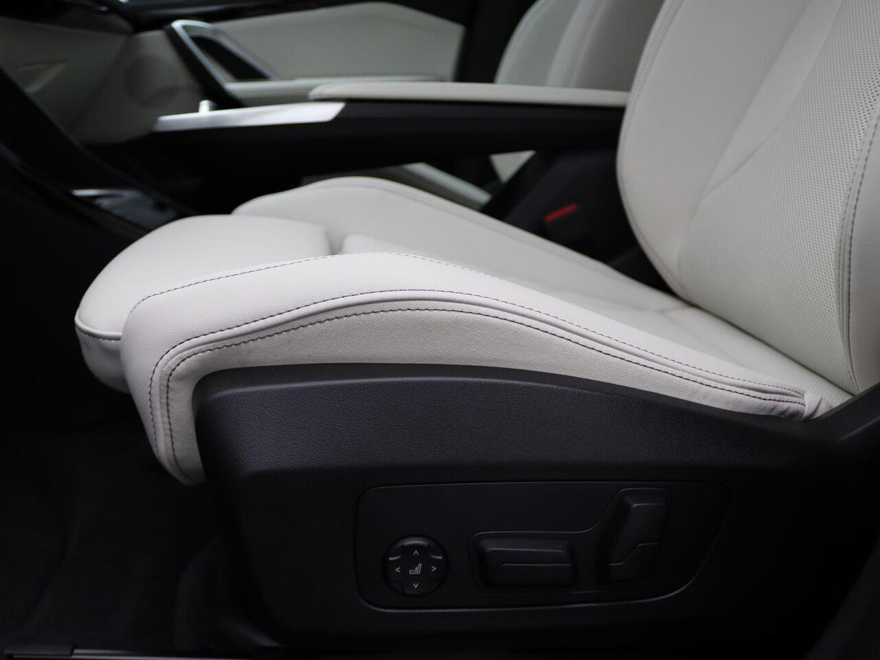 BMW iX1 eDrive20 M Sport Edition | Premium Pack | Comfort Pack | Travel Pack | Trekhaak | Panoramadak | Elektrisch Verstelbare Sportstoelen | Harman Kardon | 19''