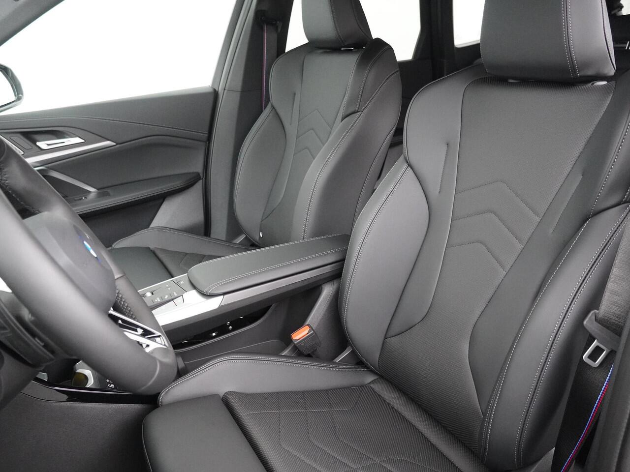 BMW iX1 eDrive20 67 kWh M-Sport Pro | Adaptive Cruise | Panoramadak | Harman Kardon | Elektrische stoelbediening | 19''