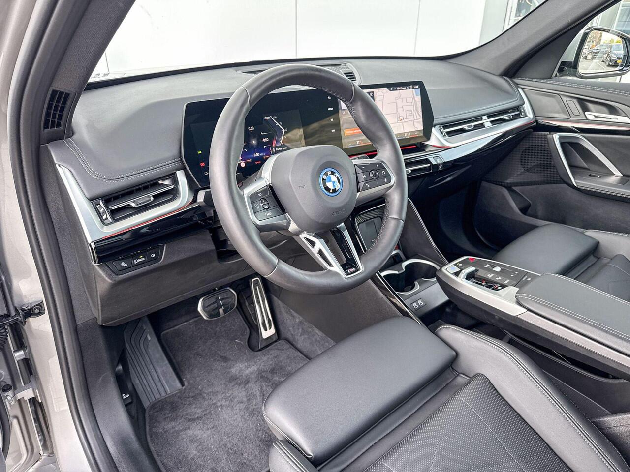 BMW iX1 xDrive30 67 kWh M Sport Pro 20 Inch / Comfort Acces / Shadow Line / Binnen & Buitenspiegel Automatisch Dimmend / Stoelverwarming