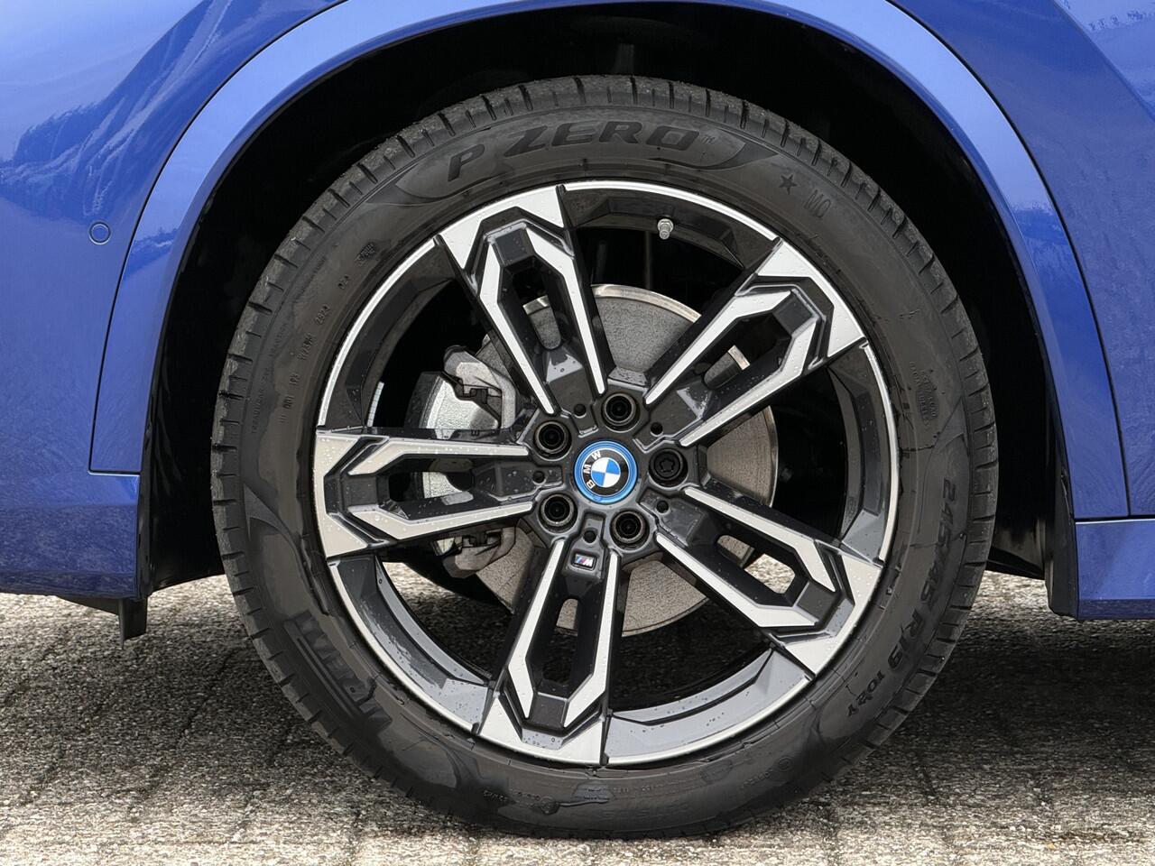 BMW iX1 eDrive20 | M-Sport | 19'' | Panorama | Camera | Stoelverw.