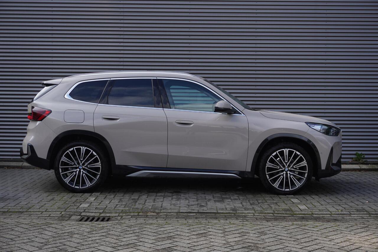 BMW iX1 eDrive20 xLine | Harman-Kardon sound system | BMW Head-Up Display | Parking Assistant Plus | Driving Assistant Plus | Comfort Pack | Trekhaak met elektrisch wegklapbare kogel | Glazen panoramadak