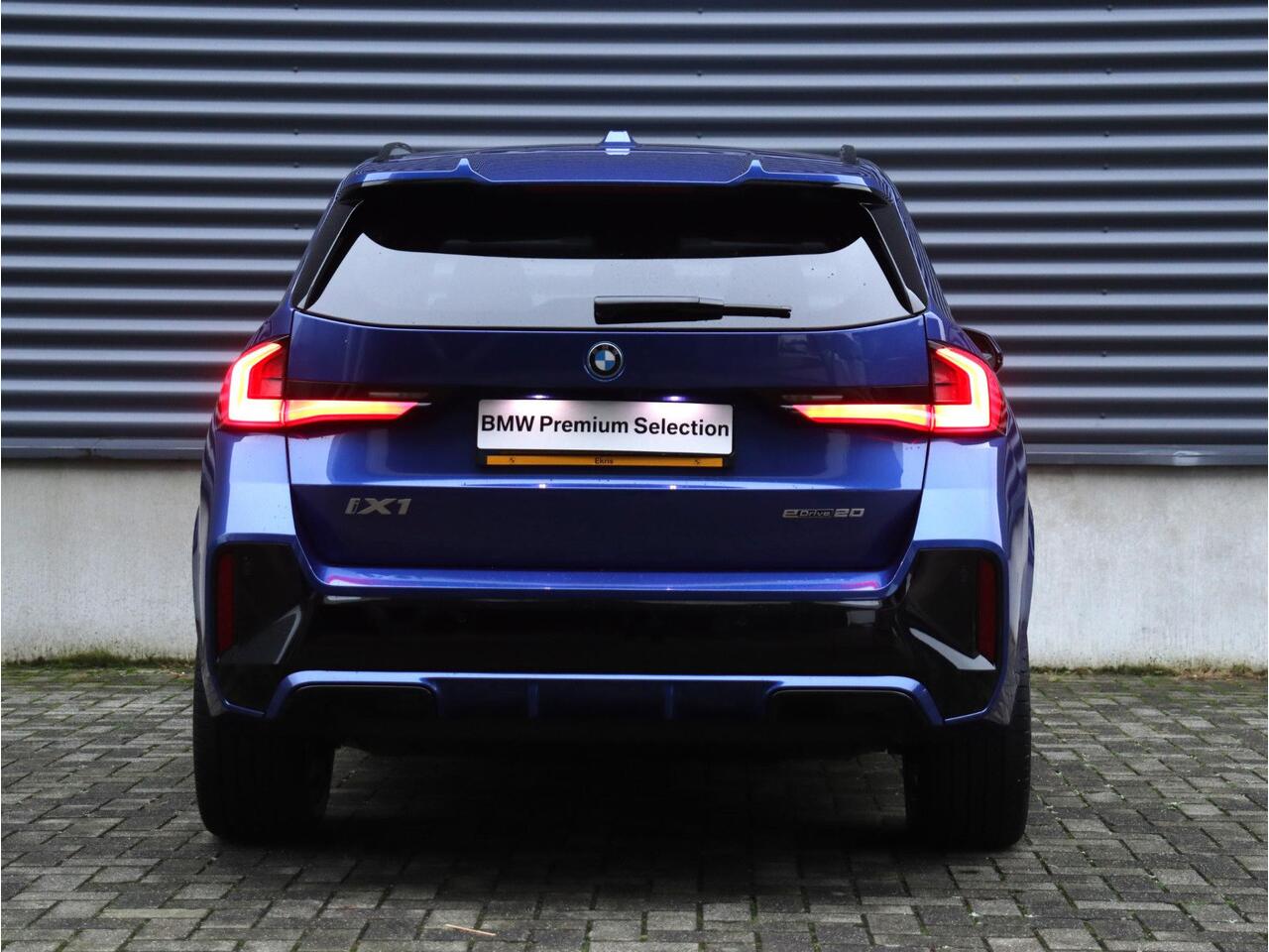 BMW iX1 eDrive20 | M Sportpakket Pro | Panodak | Harman Kardon | Elektr. Voorstoelen | Comfort Access | Stuurwiel Verwarming | Driving Assistant Plus | 19'' LMV