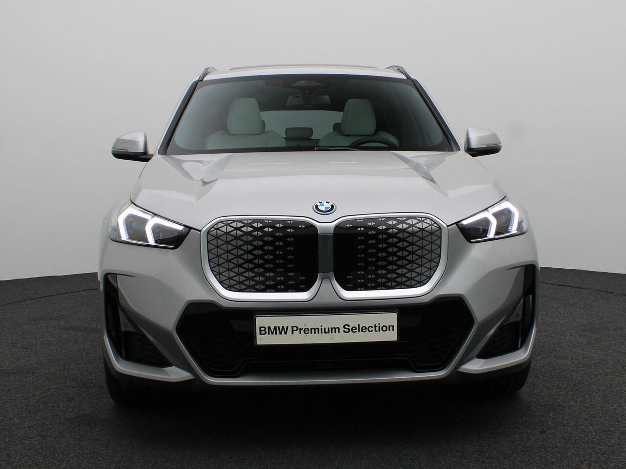 BMW iX1 eDrive20 M Sport Edition | Premium Pack | Comfort Pack | Travel Pack | Trekhaak | Panoramadak | Elektrisch Verstelbare Sportstoelen | Harman Kardon | 19''