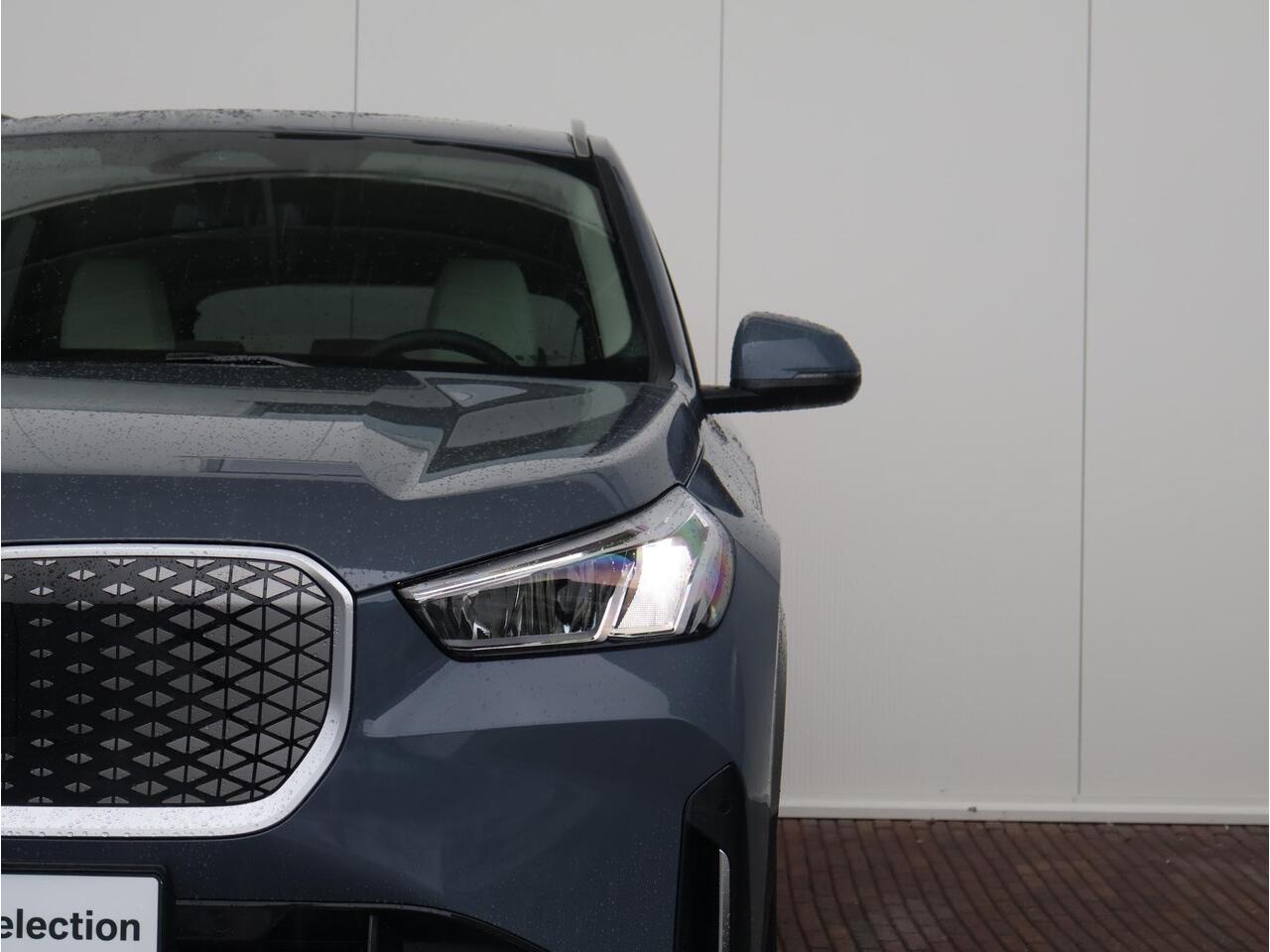 BMW iX1 eDrive20 67 kWh Nieuw/ X-Line/ Verwarmd Stuurwiel/ Sportstoelen/ Harman-Kardon/ Elektrische Trekhaak/ Achteruitrijcamera/ Stoelverwarming