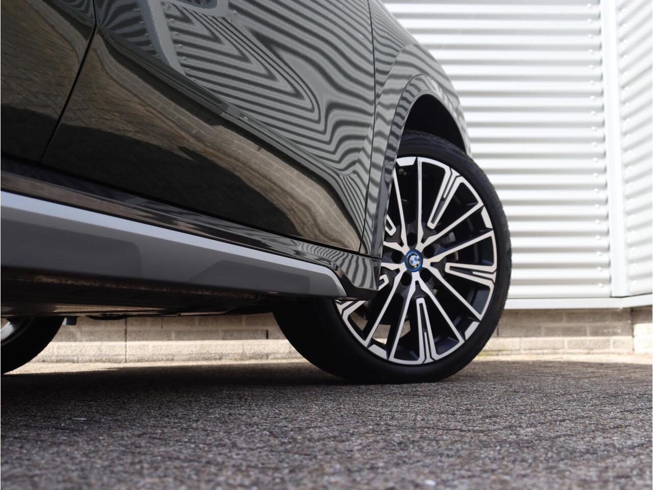 BMW iX1 xDrive30 | X-Line | Panodak | Trekhaak | Harman Kardon | Head-Up | Parking Assistant Plus | Comfort Access | Elektr. Voorstoel | Stuurwielverwarming | 20'' LMV