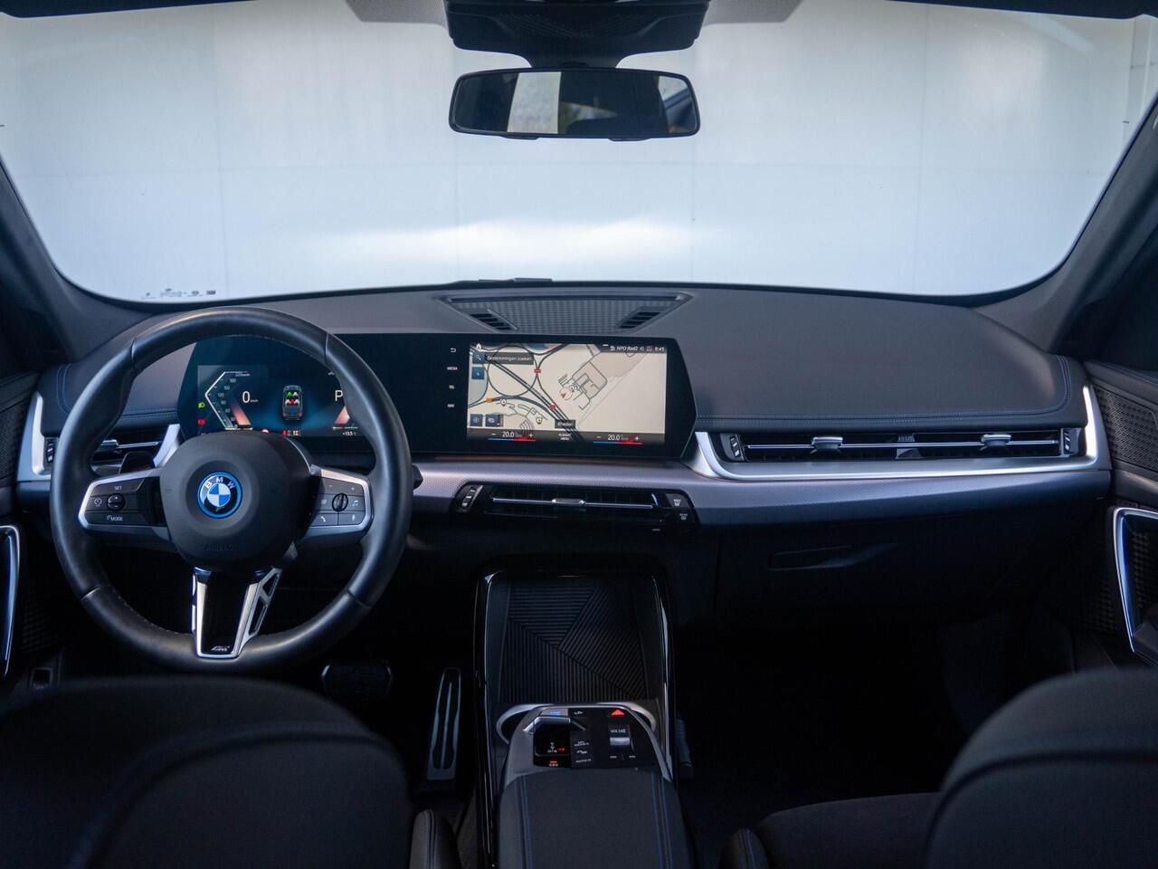 BMW iX1 xDrive30 | M Sportpakket | Parking Assistant | Isofix | Achteruitrijcamera | 18'' | Trekhaak