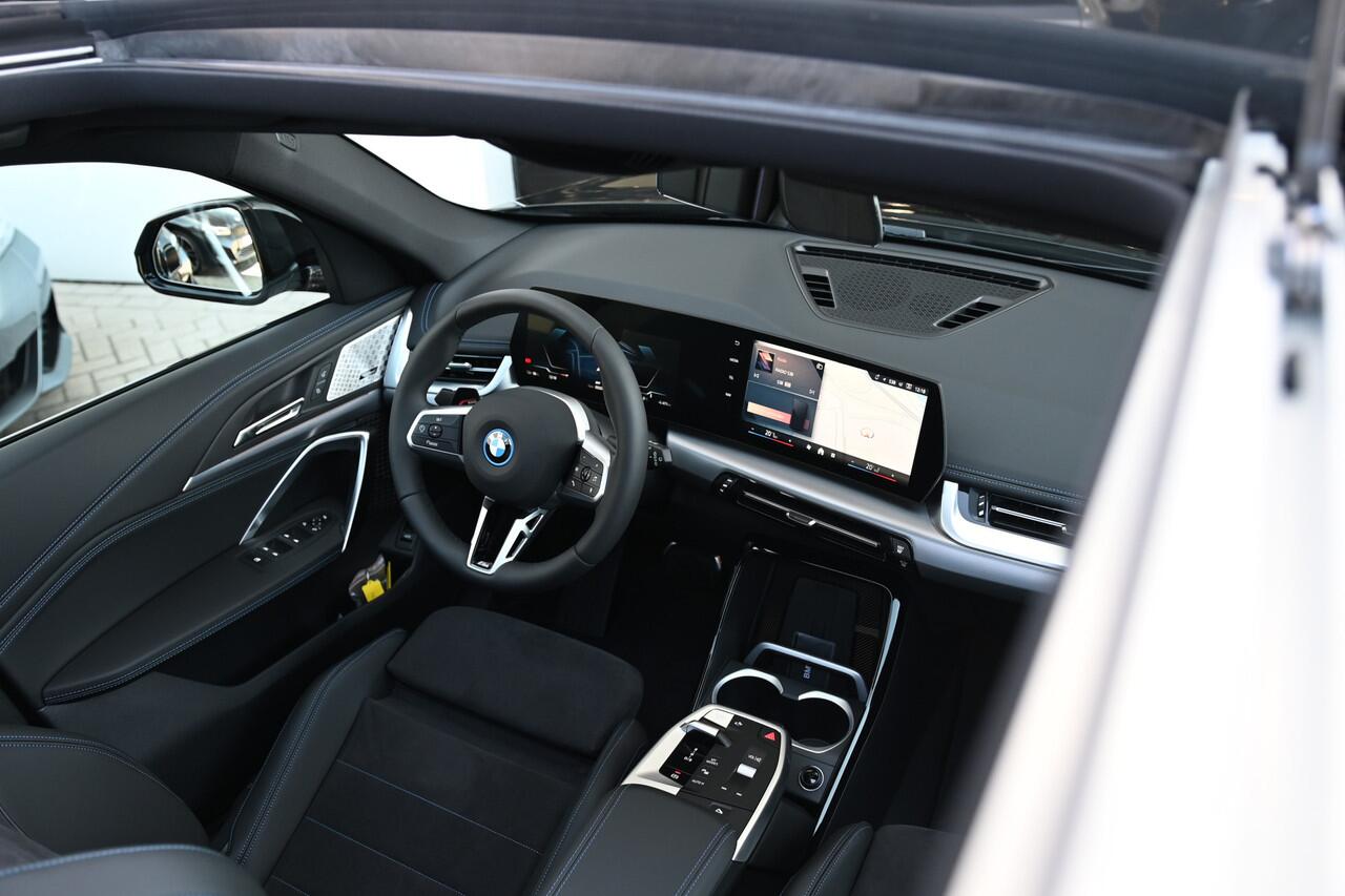 BMW iX1 eDrive20 M Sport / Panoramadak / Trekhaak / Sportstoelen / Adaptieve LED / M Adaptief onderstel / Comfort Access / Parking Assistant