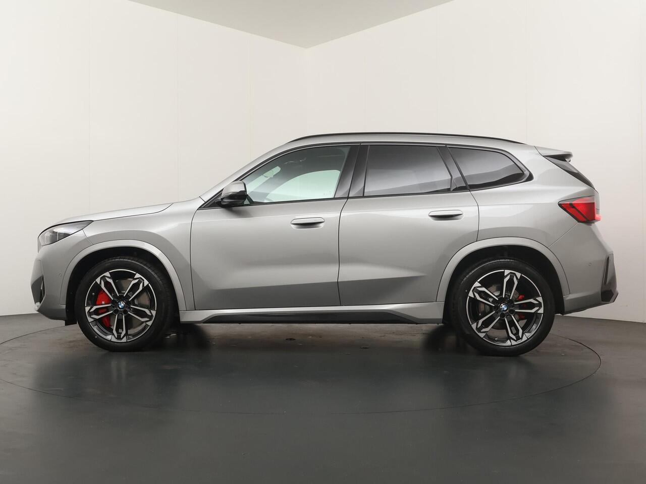 BMW iX1 eDrive20 67 kWh M-Sport Pro | Adaptive Cruise | Panoramadak | Harman Kardon | Elektrische stoelbediening | 19''