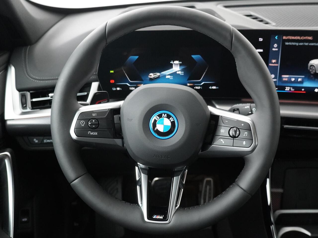 BMW iX1 eDrive20 67 kWh M-Sport Pro | Adaptive Cruise | Panoramadak | Harman Kardon | Elektrische stoelbediening | 19''