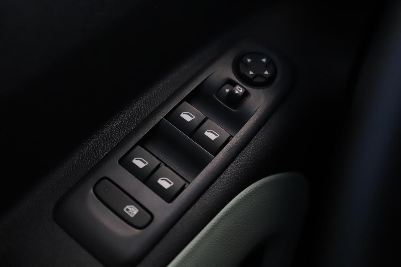 Citroen BERLINGO ë-Berlingo XL Feel 50 kWh Rolstoel Auto Oprijplaten Inrichting Carplay Android Navigatie Airco Cruise Bluetooth Parkeersensor