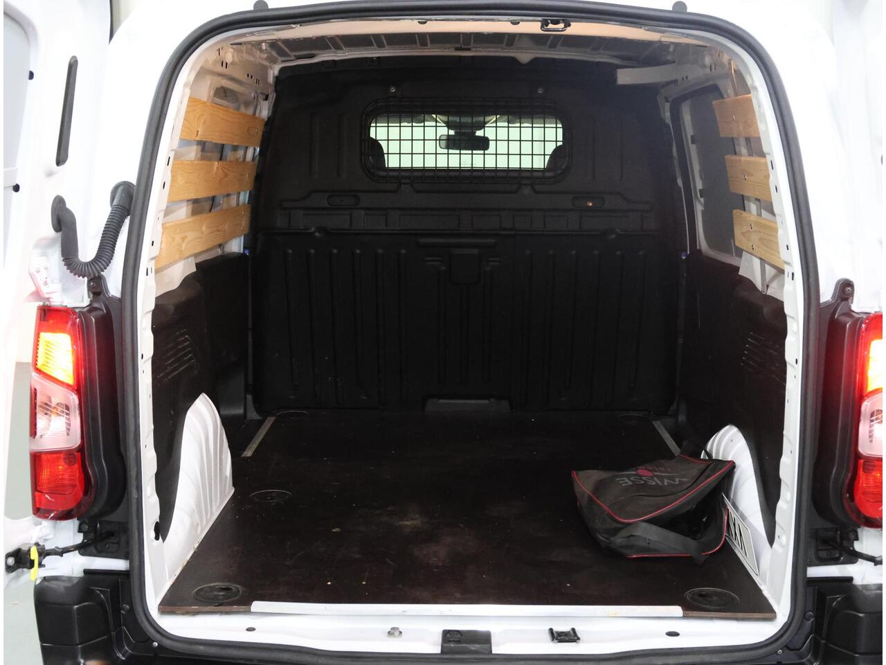 Citroen BERLINGO 1.5 BlueHDi 100PK S&S L1 | 1ste Eigenaar | AppleCarplay/AndroidAuto | Parkeersensoren | Airco | Armsteun | Houtenlaadvloer | Cruise Control | Bluetooth | Mistlampen | Zijschuifdeur Rechts |