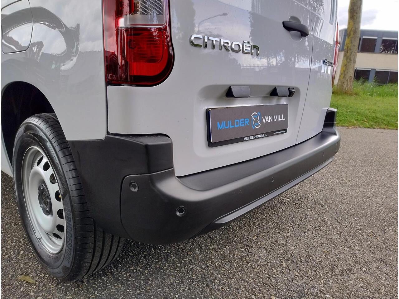 Citroen BERLINGO ë-Berlingo L1 50 kWh 136pk | 8 jaar garantie | NAVI | Multimedia | Apple Carplay | Android Auto | Surround View Camera | Parkeersensoren voor- en achter | Achteruitrijcamera | Dode hoek detectie | Elektrisch inklapbare spiegels | Licht- en regensensor | M