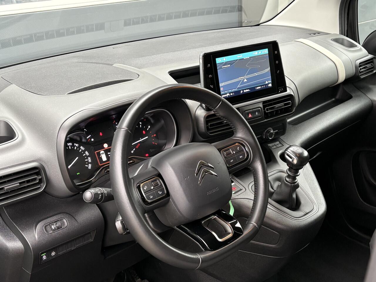 Citroen BERLINGO 1.2 PureTech Shine | Navi | Camera | Carplay/Android | Trekhaak | Cruise | Airco | Interesse? Bel of App naar: 06 30 51 05 90