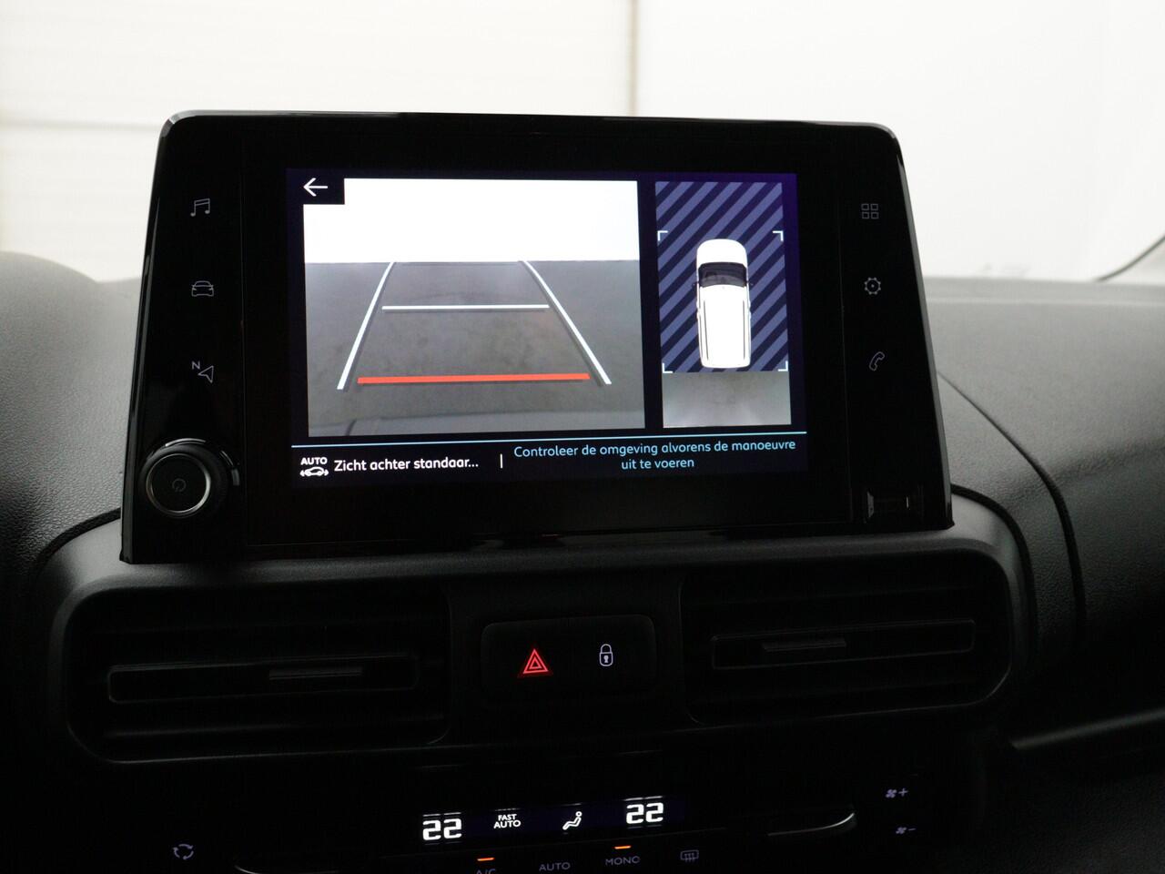 Citroen BERLINGO 1.2 PureTech Shine Direct leverbaar! Rolstoelauto, uitgevoerd met nieuwe bodemverlaging