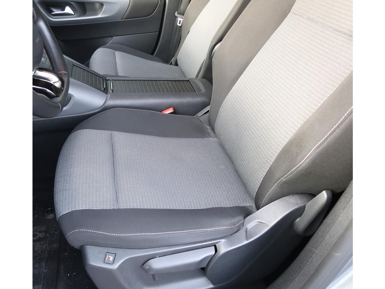 Citroen BERLINGO 130 Pk Benzine ** AUTOMAAT * * Climate & Cruise Control * Trekhaak * L.M. Velgen * Navigatie & Spotify via Apple Carplay / Android Auto * Stoelverwarming * Vierseizoenenbanden Michelin * Vingerhoets; Vierde Generatie Eersteklas Service !