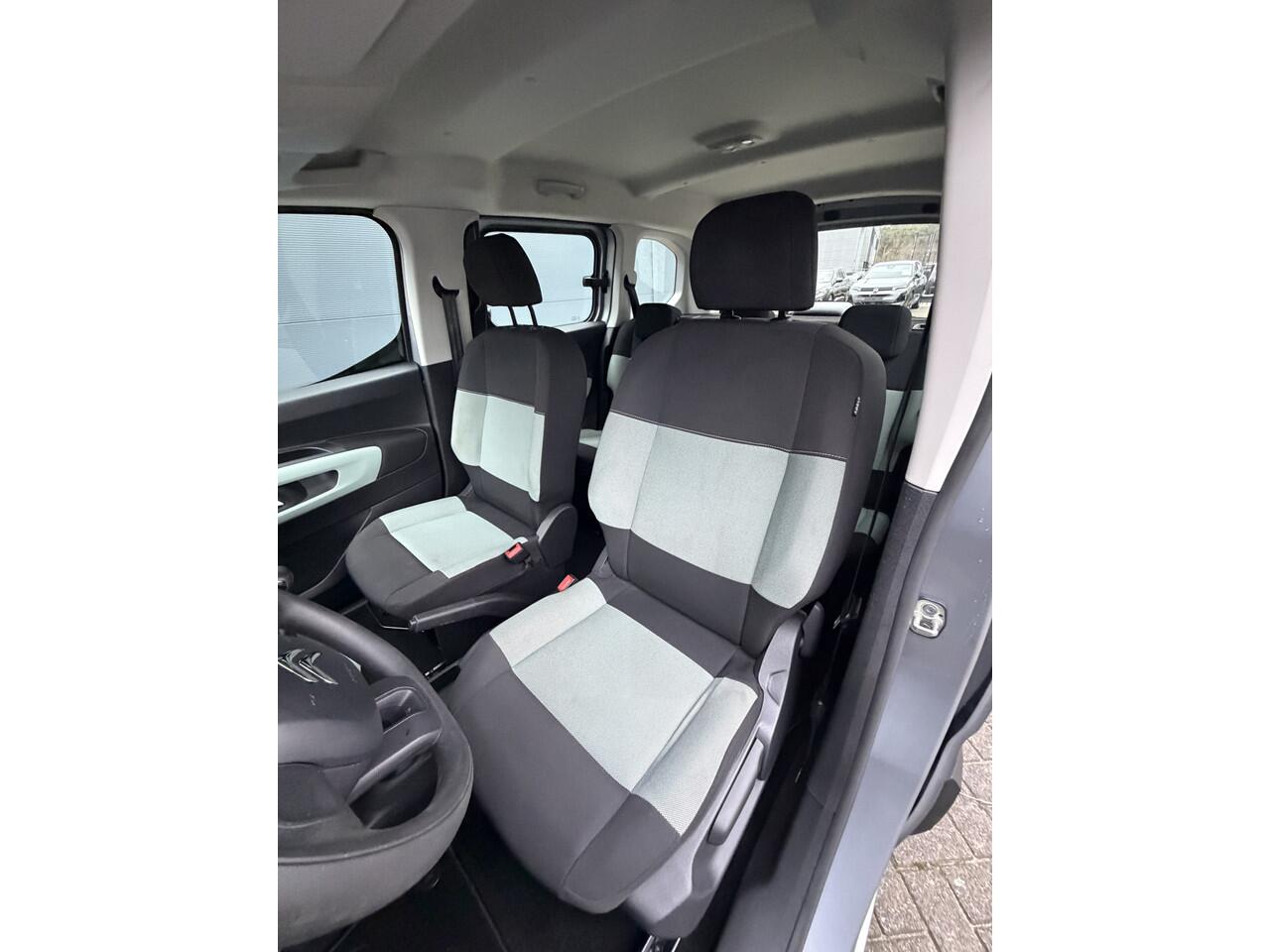 Citroen BERLINGO 110pk Feel (Airco - Navigatie via APP - Parkeersensoren - Cruise Controle - 2x schuifdeuren)