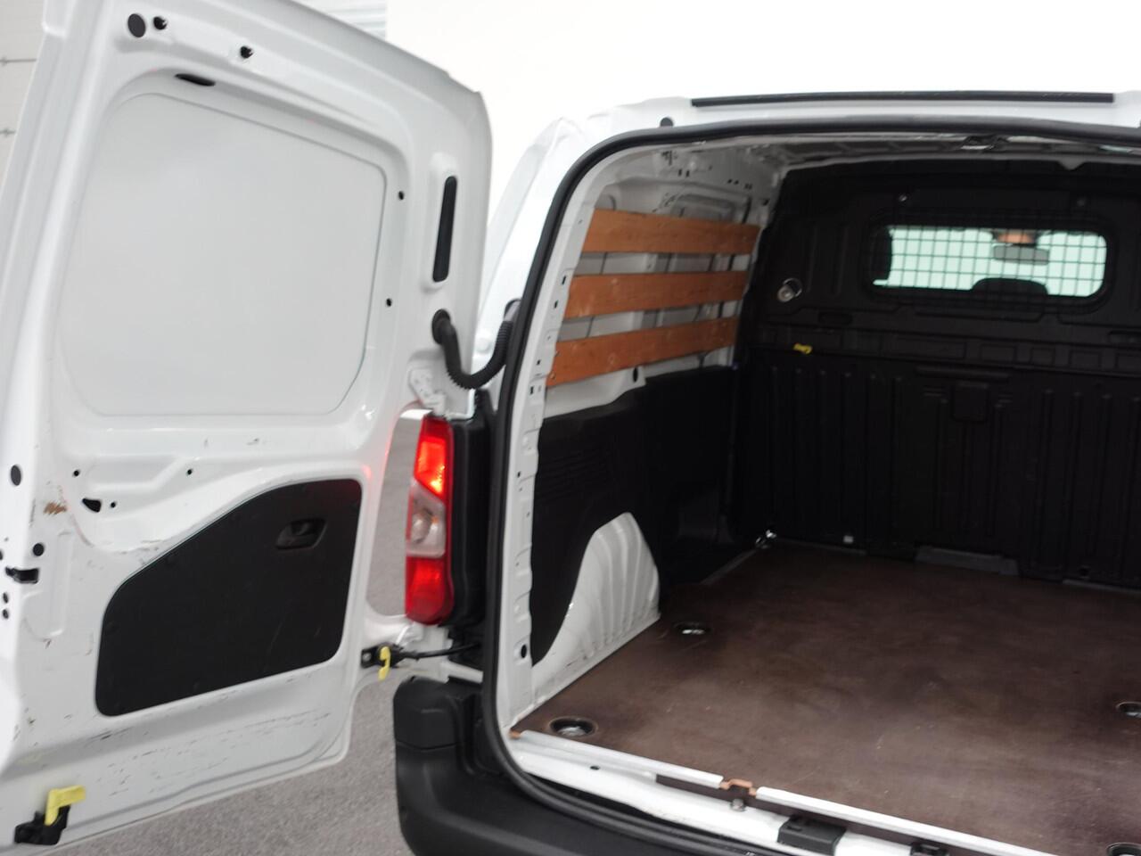 Citroen BERLINGO 130pk Automaat Apple Carplay Cruise control Parkeersensoren 3-zits Airco Euro6