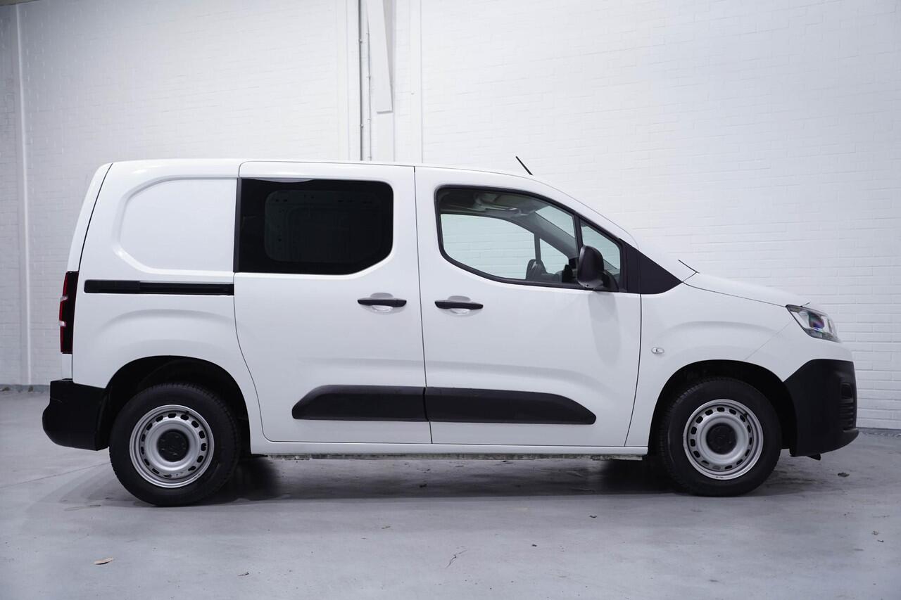 Citroen BERLINGO 1.2 Pure Tech 110 pk Benzine Airco Cruise Control, DAB+, PDC achter, 2-Zits