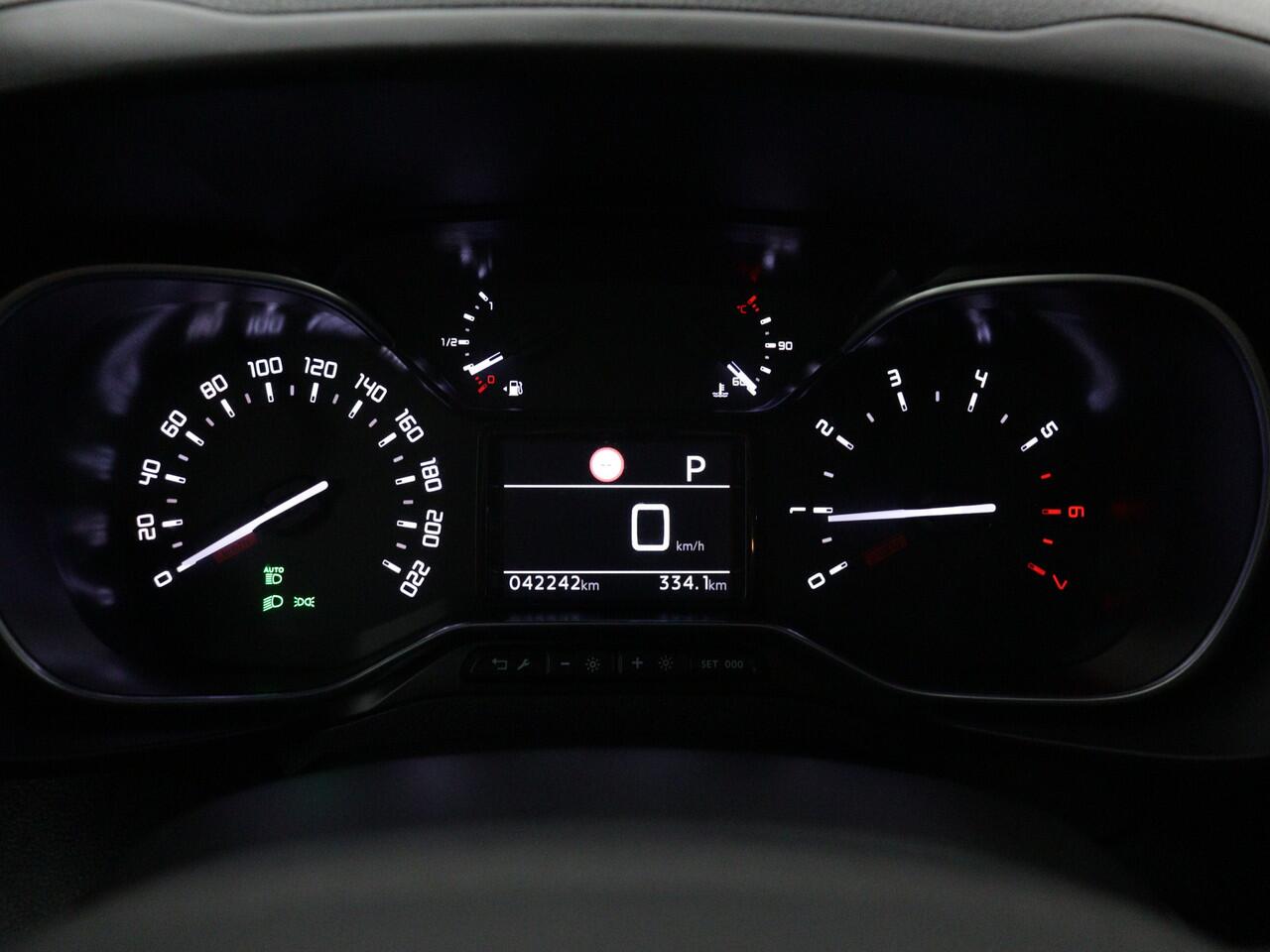 Citroen BERLINGO 1.2 PureTech Shine Direct leverbaar! Rolstoelauto, uitgevoerd met nieuwe bodemverlaging