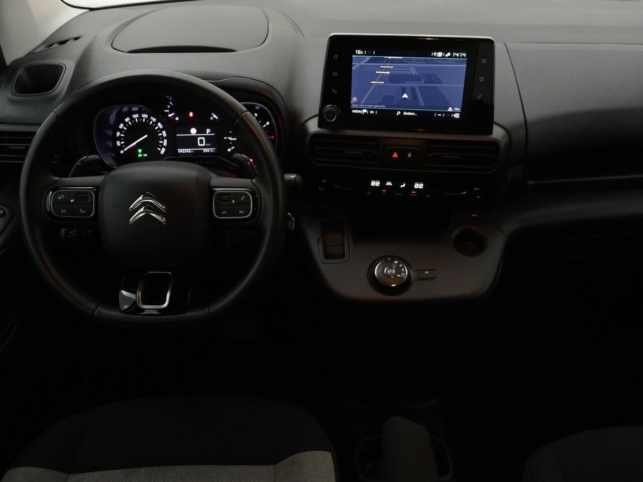 Citroen BERLINGO 1.2 PureTech Shine Direct leverbaar! Rolstoelauto, uitgevoerd met nieuwe bodemverlaging