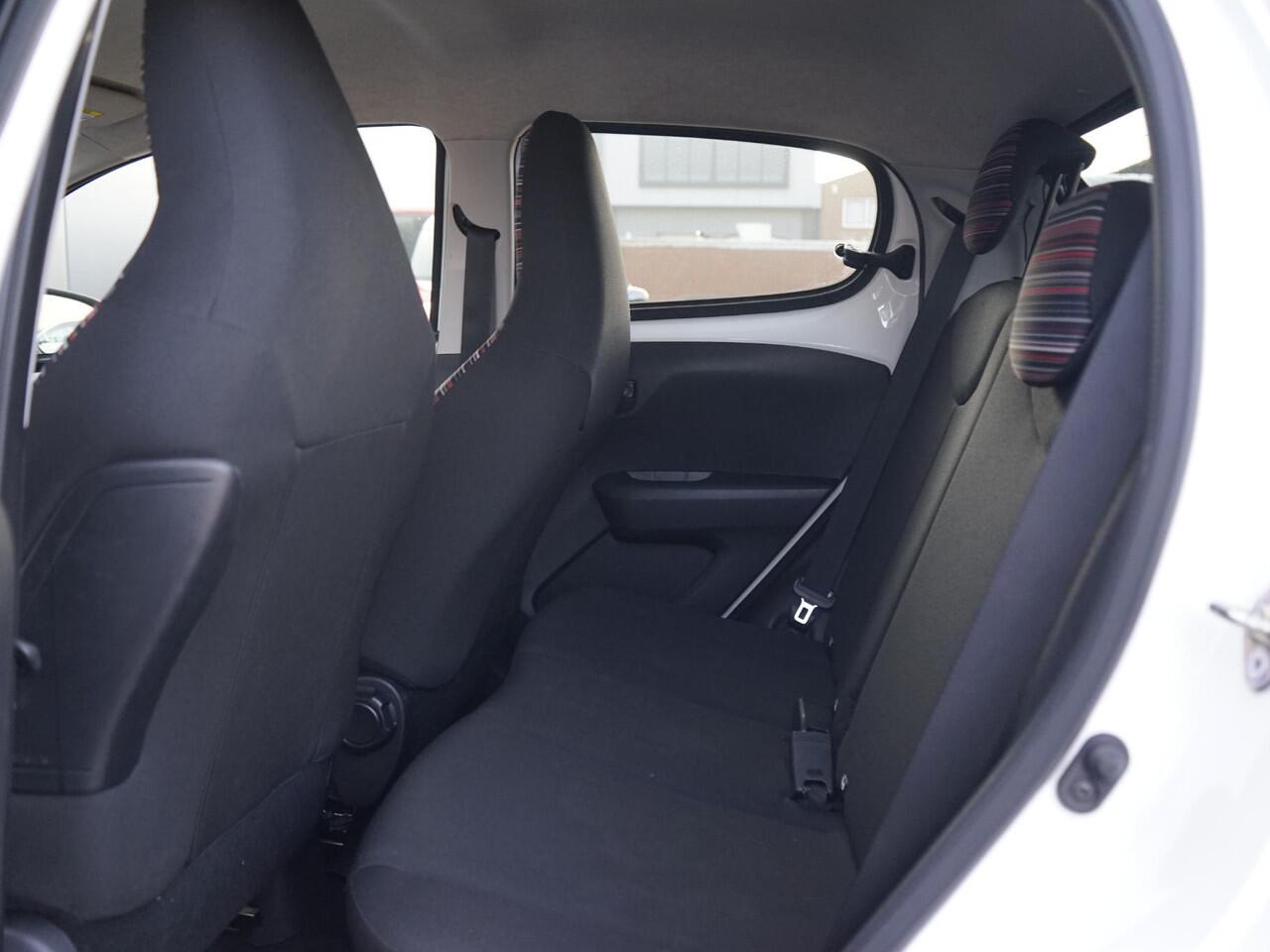 Citroen C1 1.0 VTi Feel Camera / Privacy glass / Airco / Elek. ramen / 5-drs / Carplay / Camera