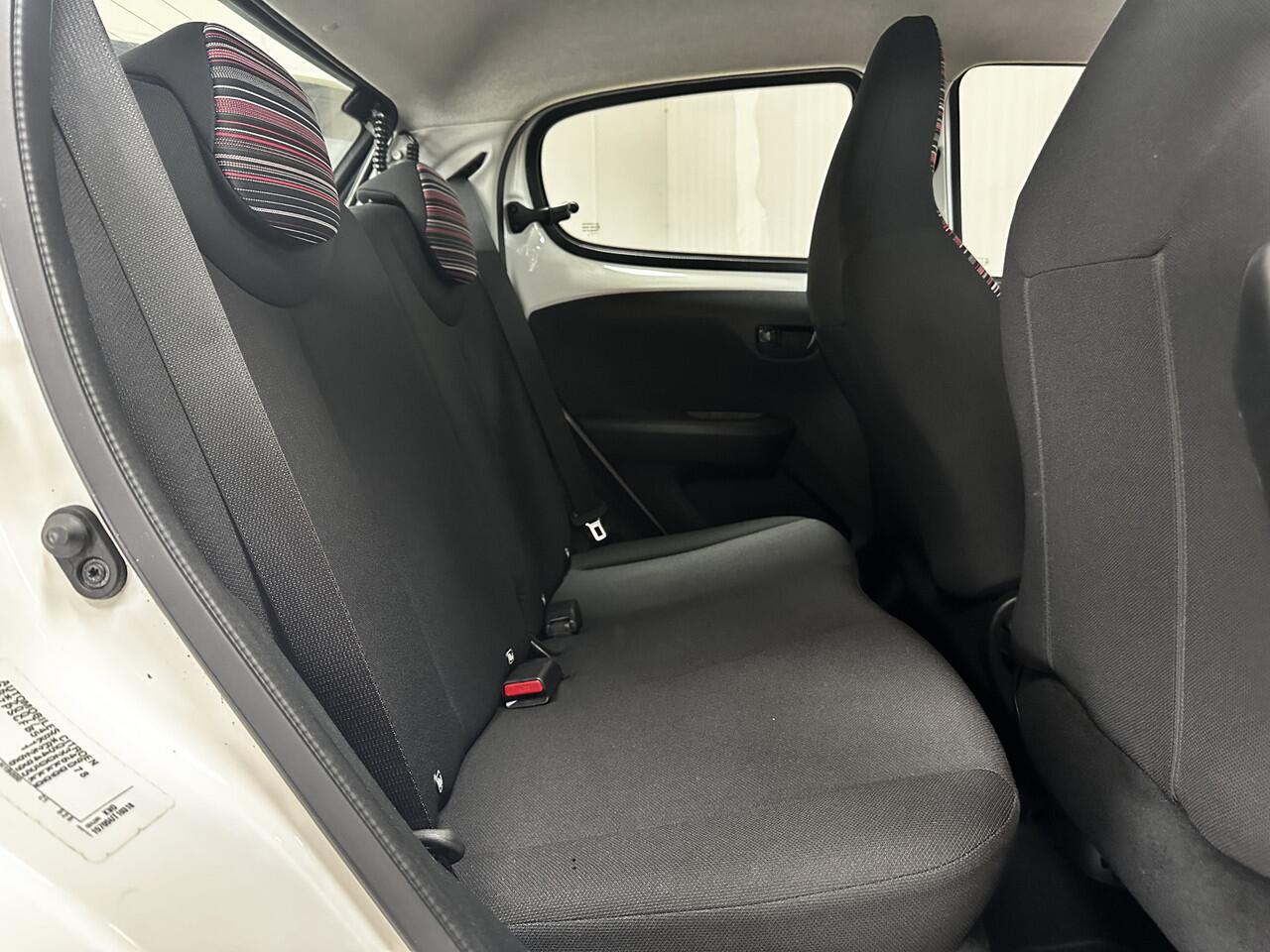 Citroen C1 1.0 VTi Feel /5-Drs /Airco /Elek. ramen voor /C.V. afstand /Bluetooth /AUX & USB /LED Dagrijverl. /Getint glas /Mistlampen /PDC /Isofix.