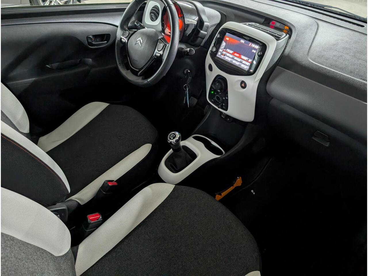 Citroen C1 5-deurs Millenium 1.0 e-VTi 72pk | APPLE CARPLAY / ANDROID AUTO | CAMERA | EXTRA GETINT RAMEN | LEDER STUUR | ISOFIX |