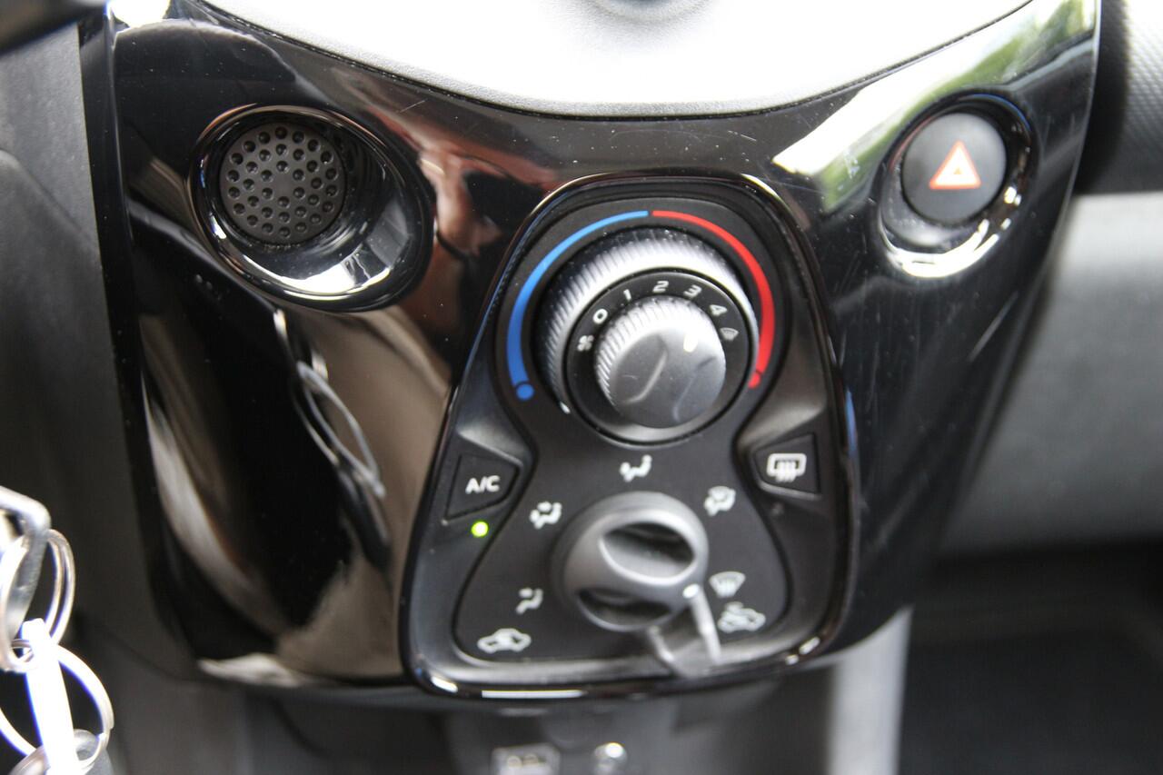 Citroen C1 1.0 VTi 72pk Feel | NL-auto | 5 deuren | Airco | Centr. deurvegr. | Radio | Stuurbekrachtiging |