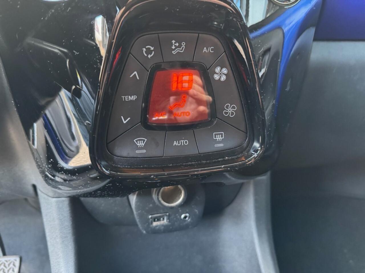 Citroen C1 1.0-12V Two-Tone Climatcntrl, Camera, Cruisecntrl, LM-velgen