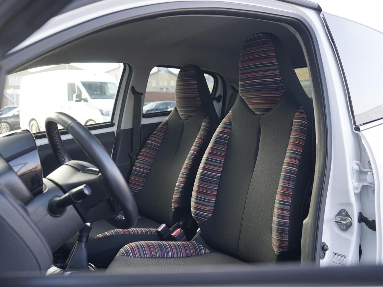 Citroen C1 1.0 VTi Feel Camera / Privacy glass / Airco / Elek. ramen / 5-drs / Carplay / Camera