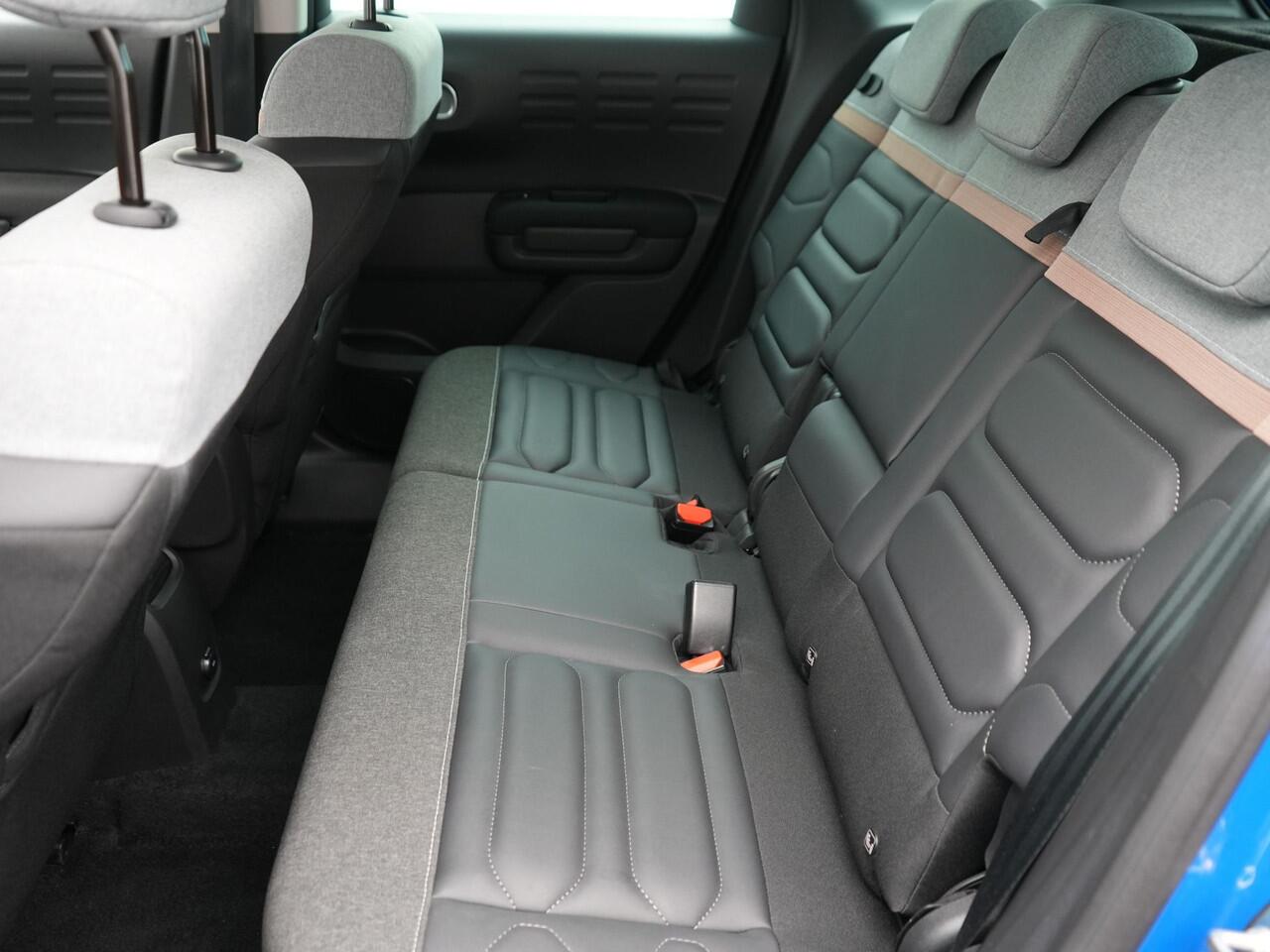 Citroen C3 Aircross 1.2 PureTech Shine Pack | Achteruitrijcamera | 17 inch lichtmetalen velgen | Donker getint glas achter | Keyless entry | UITVERKOOP!!!