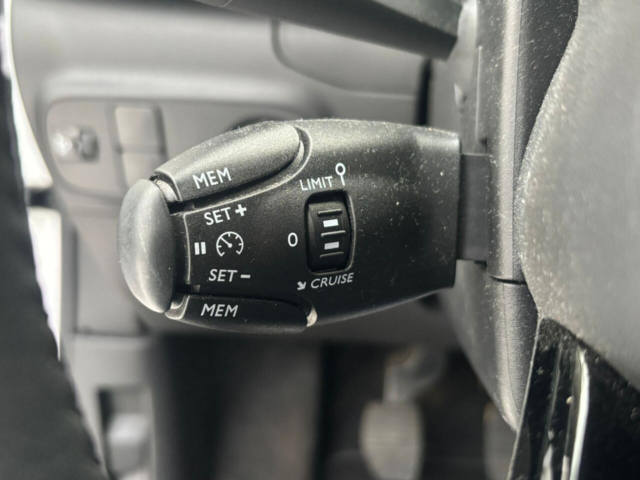 Citroen C3 PureTech 83 So Red | Parkeersensoren achter | Carplay/Android Auto | Navigatie |