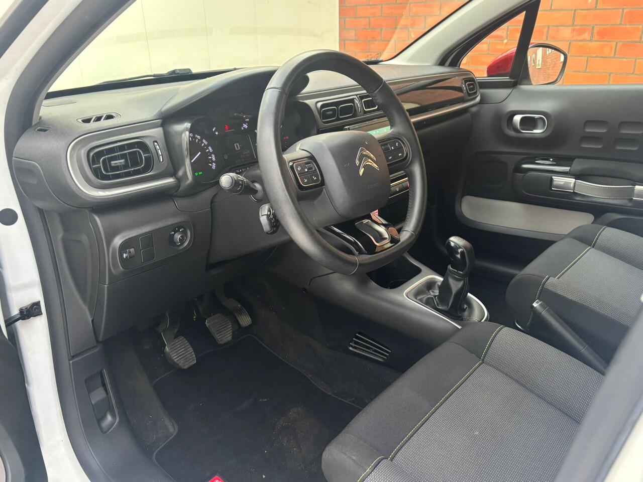 Citroen C3 PureTech 83 So Red | Parkeersensoren achter | Carplay/Android Auto | Navigatie |