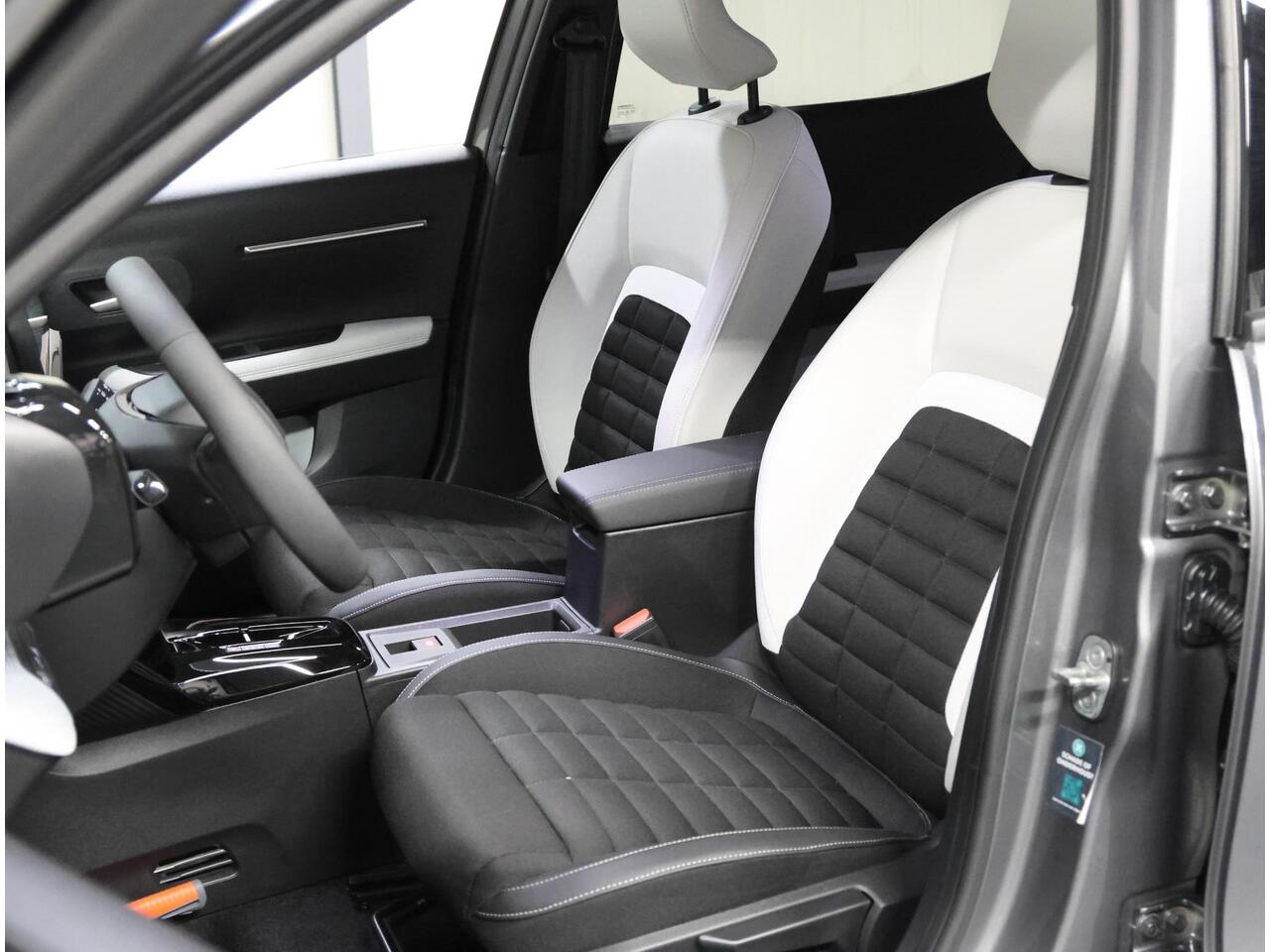 Citroen C3 Aircross 1.2 Hybrid 136PK Max | 1ste eigenaar | AppleCarPlay/AndroidAuto | ClimateControl | Camera | CruiseControl | LED Verlichting | Regensensor | Two-tone | Isofix | Privacy Glass | Parkeersenoren |