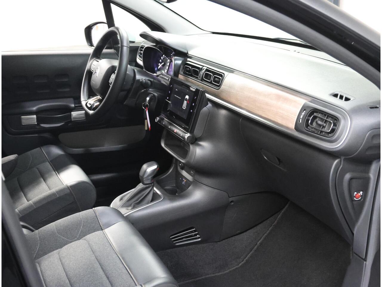 Citroen C3 110PK Feel Edition | 1ste eigenaar | AUTOMAAT | AppleCarplay/AndroidAuto | Armsteun | Camera | Cruise Control | Climate Control | StoelVerwarming | Navigatie | Isofix | Privacy Glass | Two-Tone |