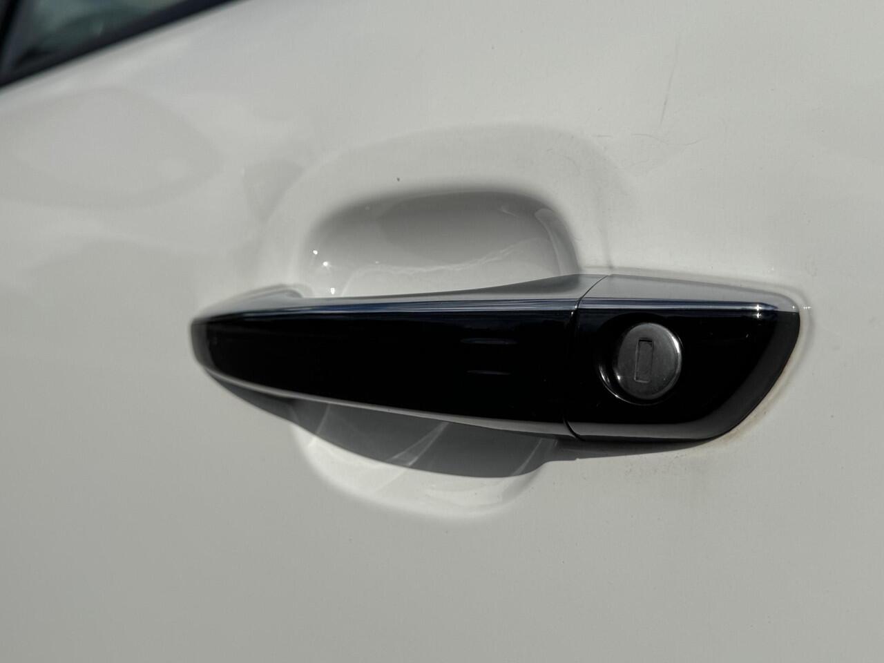 Citroen C3 Shine 1.2 PureTech 82PK Navigatie, Achteruitrijcamera, Keyless, Stoelverwarming, Parkeersensoren