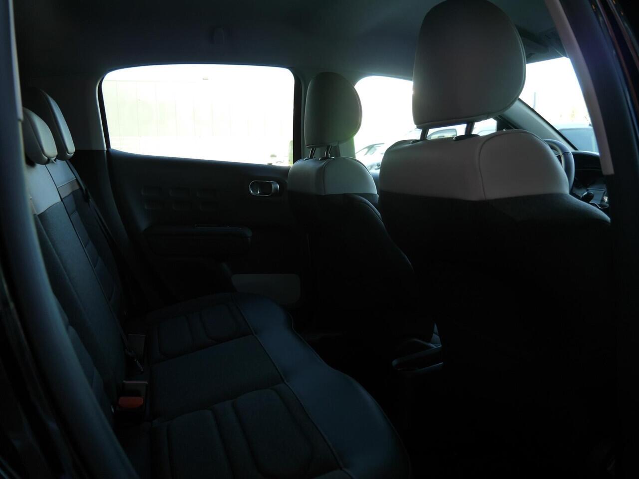 Citroen C3 1.2 PureTech Feel Edition Two-Tone | Achteruitrijcamera | Navigatie | Elektrische ramen | Lichtmetalen velgen | Cruise control | Mistlampen | Android auto | Apple carplay