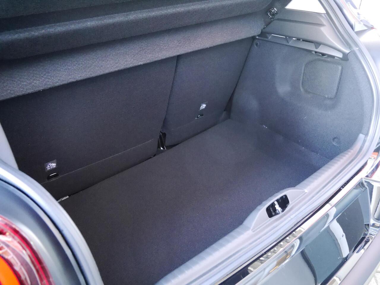 Citroen C3 1.2 PureTech Feel Edition Two-Tone | Achteruitrijcamera | Navigatie | Elektrische ramen | Lichtmetalen velgen | Cruise control | Mistlampen | Android auto | Apple carplay