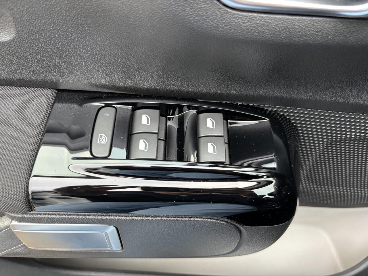 Citroen C3 1.2 PureTech Shine / ALL-IN RIJKLAARPRIJS /Apple Carplay/Duo-Tone/17"Velgen/Navi/Camera