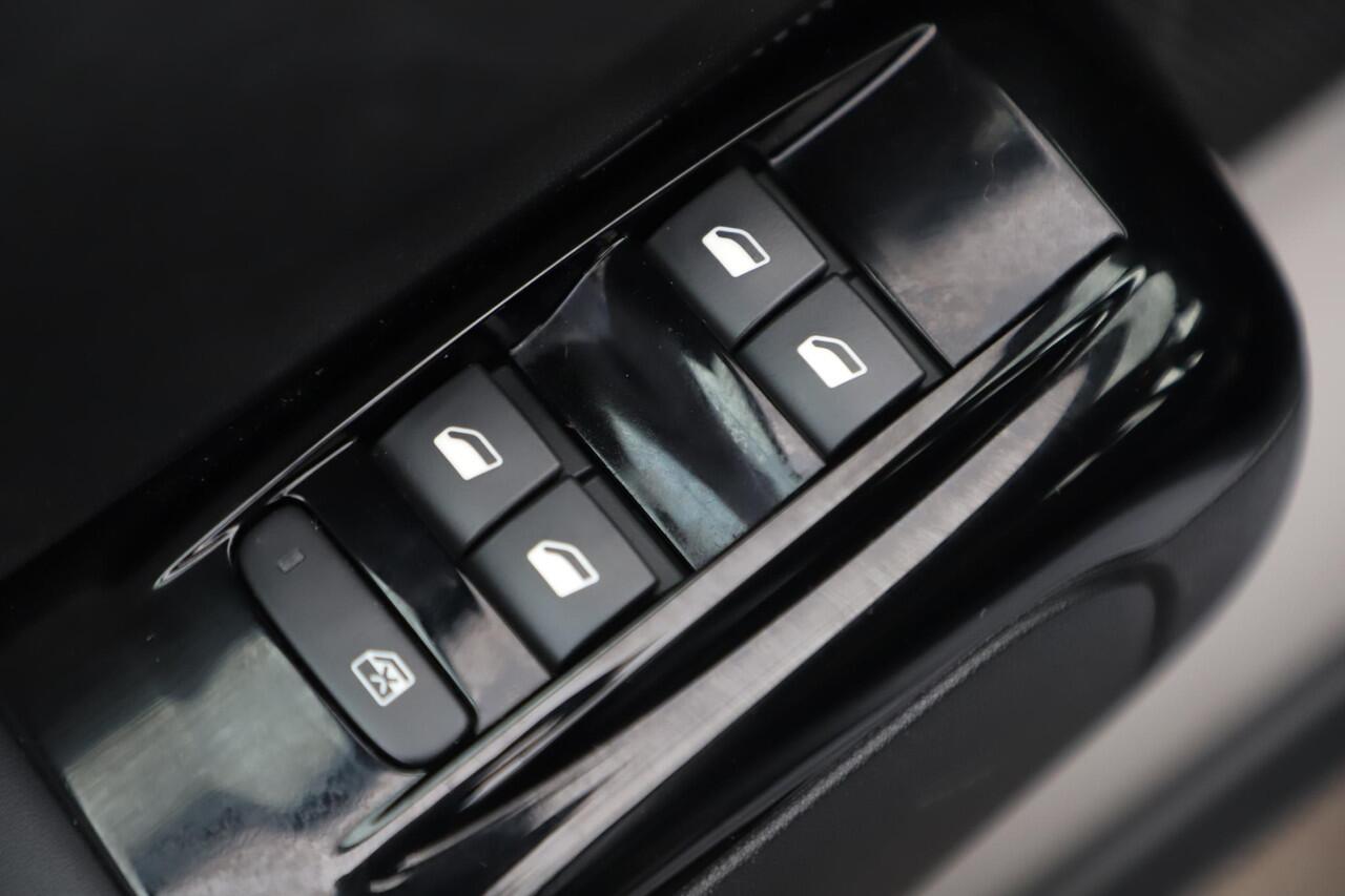 Citroen C3 1.2 PureTech Shine Navigatie Achteruitrijcamera 17 inch LMV Carplay Android Clima Cruise Rijstrooksensor