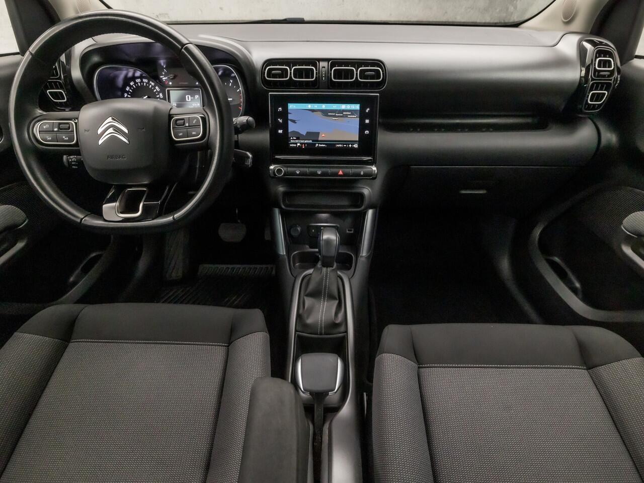 Citroen C3 Aircross 1.2 PureTech Shine Automaat (APPLE CARPLAY, GROOT NAVI, GETINT GLAS, SPORTSTOELEN, CRUISE, PARKEERSENSOREN, LANE ASSIST, NIEUWSTAAT)