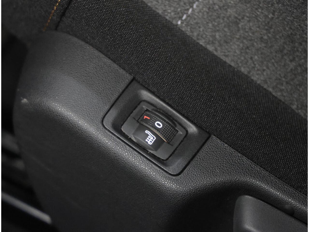 Citroen C3 110PK Feel Edition | 1ste eigenaar | AUTOMAAT | AppleCarplay/AndroidAuto | Armsteun | Camera | Cruise Control | Climate Control | StoelVerwarming | Navigatie | Isofix | Privacy Glass | Two-Tone |