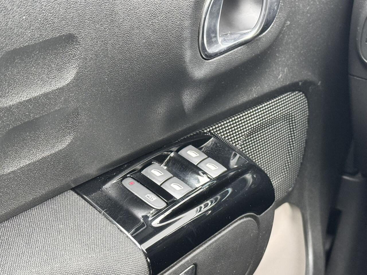 Citroen C3 1.2 PureTech Shine | Stoelverwarming | Armsteun | Camera | MEER FOTO'S VOLGEN! Apple/Android CarPlay