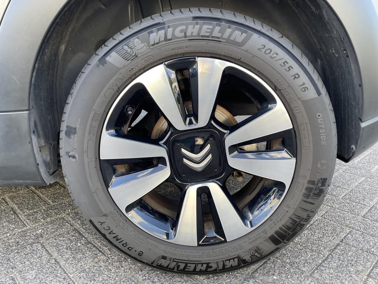 Citroen C3 110pk Max (Camera - Keyless Entry - LED - Automatische Airco - Apple Carplay - Navigatie - Parkeersensoren)