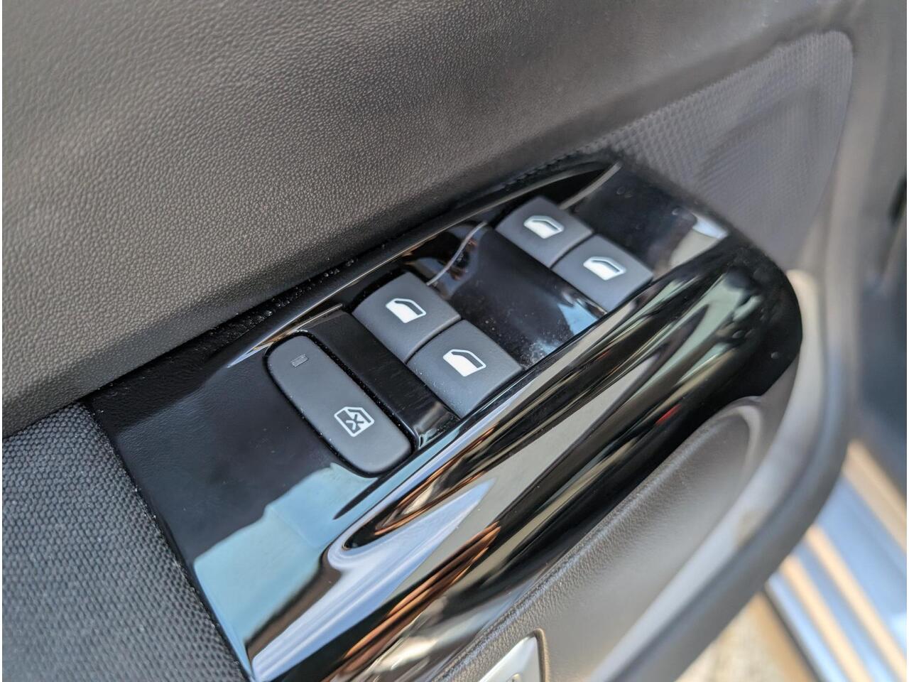 Citroen C3 Max 1.2 Turbo 110pk | CAMERA | NAVI | KEYLESS ENTRY | LM-VELGEN | CLIMA | APPLE CARPLAY / ANDROID AUTO | DAB+ |