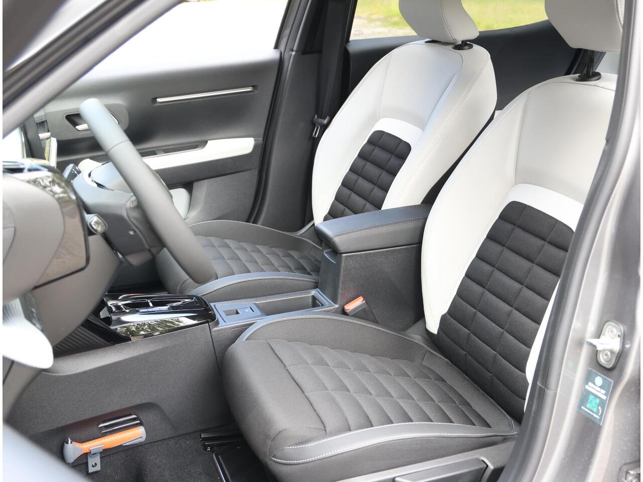 Citroen C3 Aircross 1.2 Hybrid 145PK Max | AppleCarPlay/AndroidAuto | Climate Control | Cruise Control | Camera | FULL LED | Navigatie | LMV | Parkeersensoren | Privacy Glass | Isofix | Two-Tone |