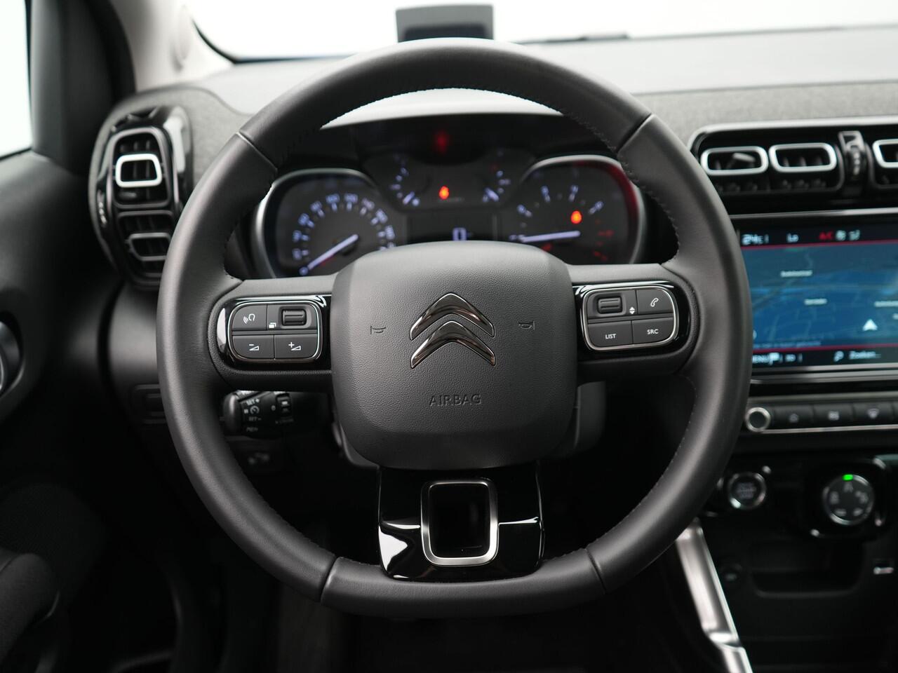 Citroen C3 Aircross 1.2 PureTech Shine Pack | Achteruitrijcamera | 17 inch lichtmetalen velgen | Donker getint glas achter | Keyless entry | UITVERKOOP!!!