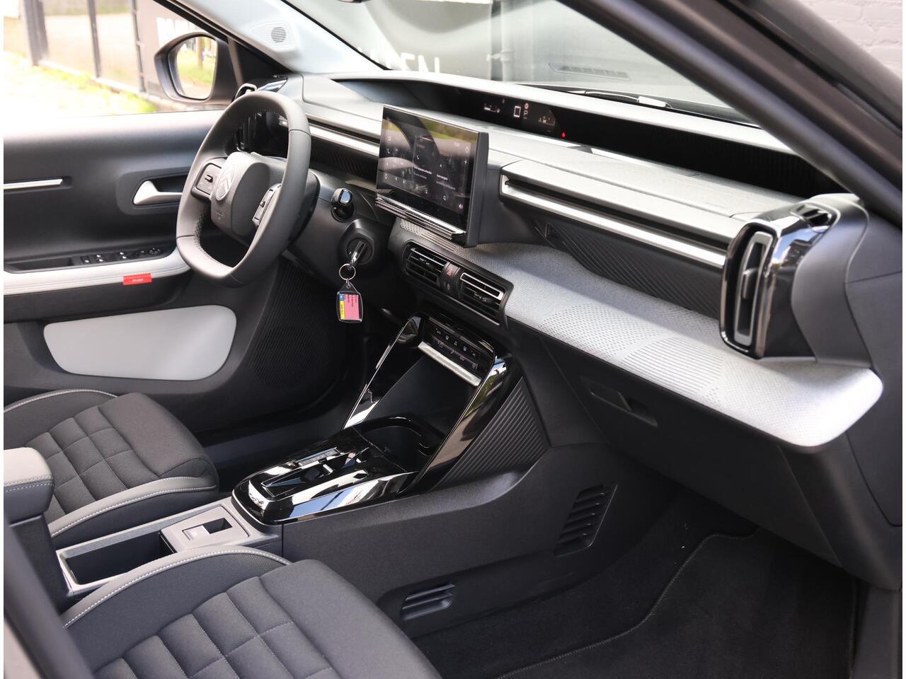 Citroen C3 Aircross 1.2 Hybrid 145PK Max | AppleCarPlay/AndroidAuto | Climate Control | Cruise Control | Camera | FULL LED | Navigatie | LMV | Parkeersensoren | Privacy Glass | Isofix | Two-Tone |