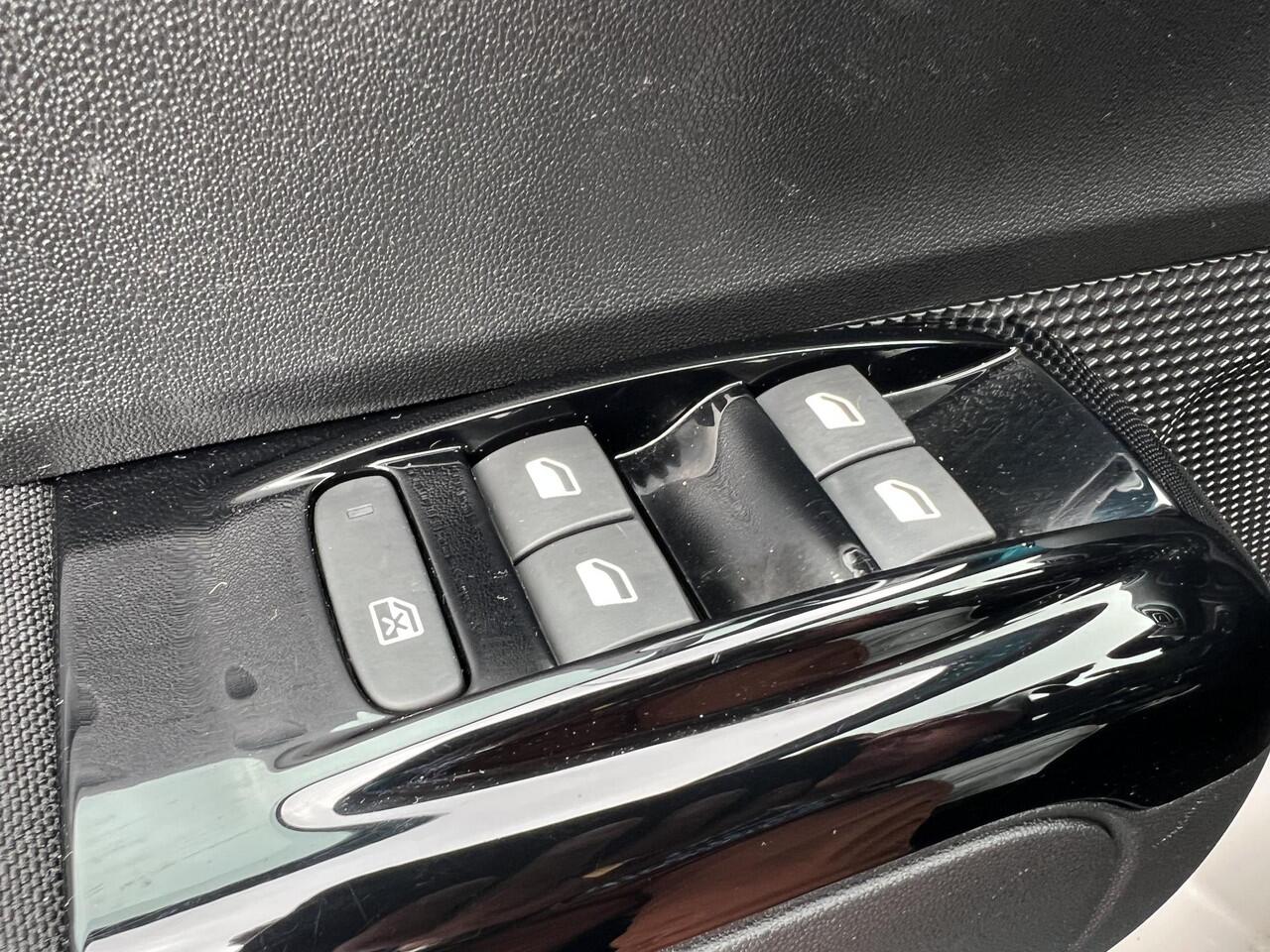 Citroen C3 1.2 PureTech Business / ALL-IN RIJKLAARPRIJS /Navi/Keyless/Sensoren rondom/Camera/Duo-Tone