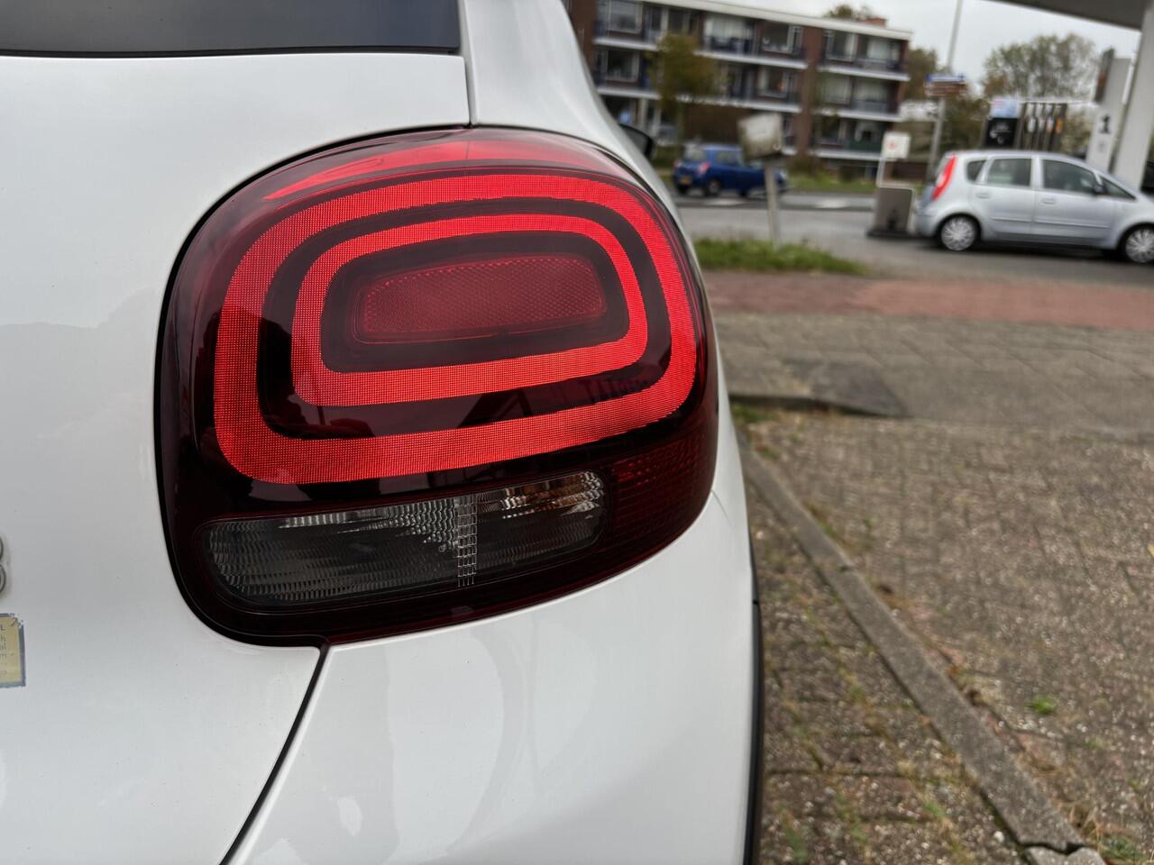 Citroen C3 1.2 PureTech Shine / ALL-IN RIJKLAARPRIJS /Apple Carplay/Duo-Tone/17"Velgen/Navi/Camera